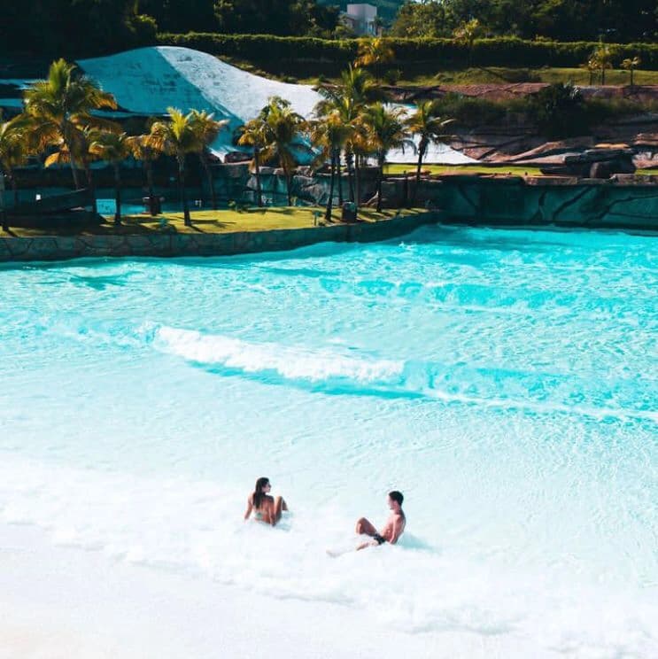 Turistas fazendo flutuação em um rio de águas transparentes em Bonito (MS).