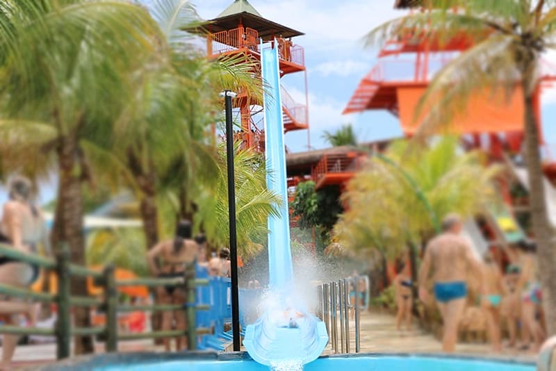 Piscina de ondas lotada de visitantes aproveitando o dia no parque.