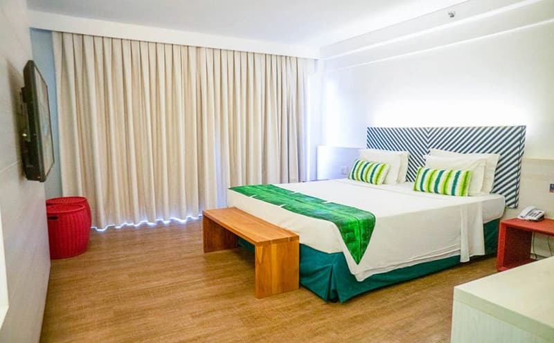 Quarto com cama de casal e decoração de design contemporâneo.