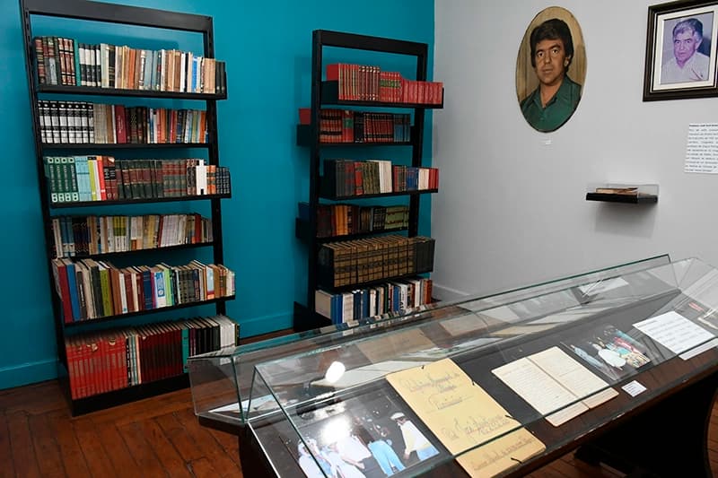 Acervo de livros e objetos históricos no interior do museu de Olímpia