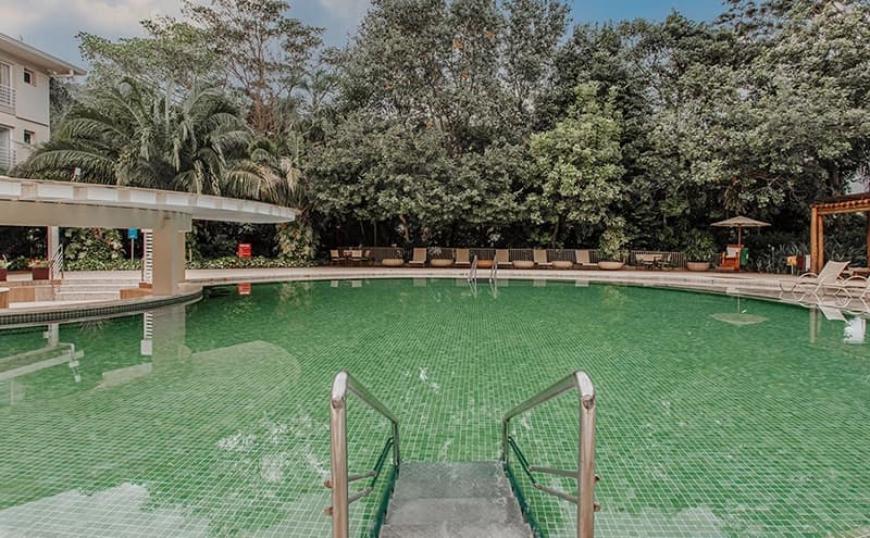 Detalhe da água esverdeada de uma das piscinas termais.