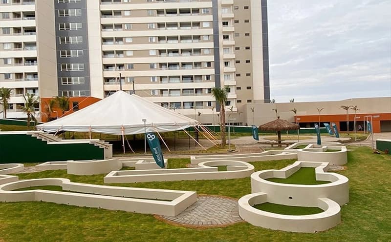 Área de convivência externa com paisagismo do resort.