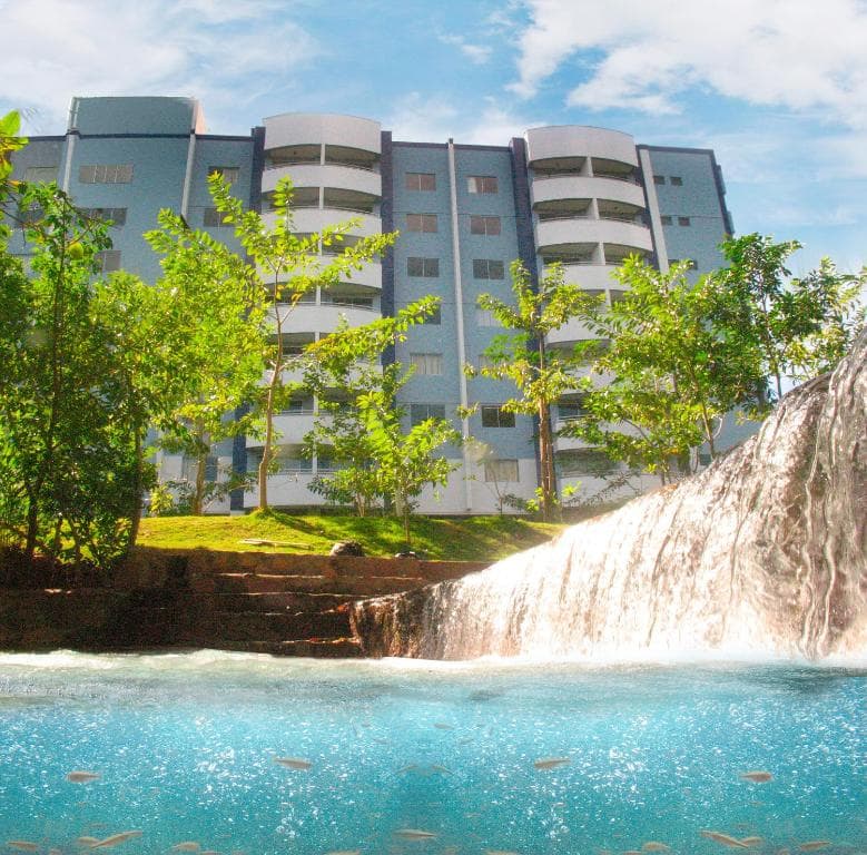 Área de descanso com espreguiçadeiras ao redor da piscina.