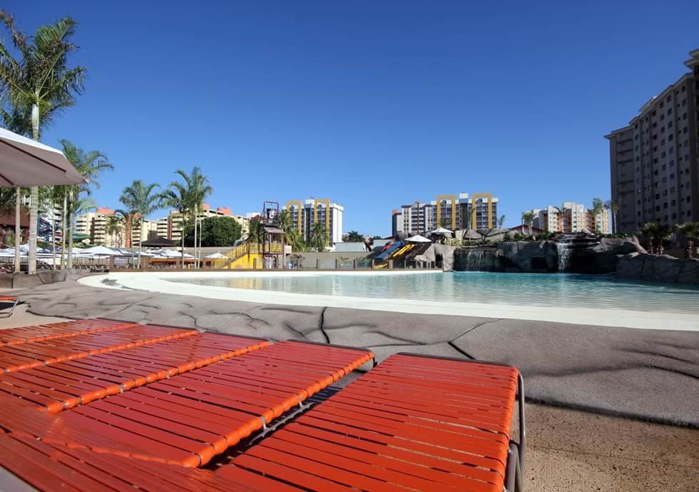 Família se divertindo em uma das piscinas principais do parque.
