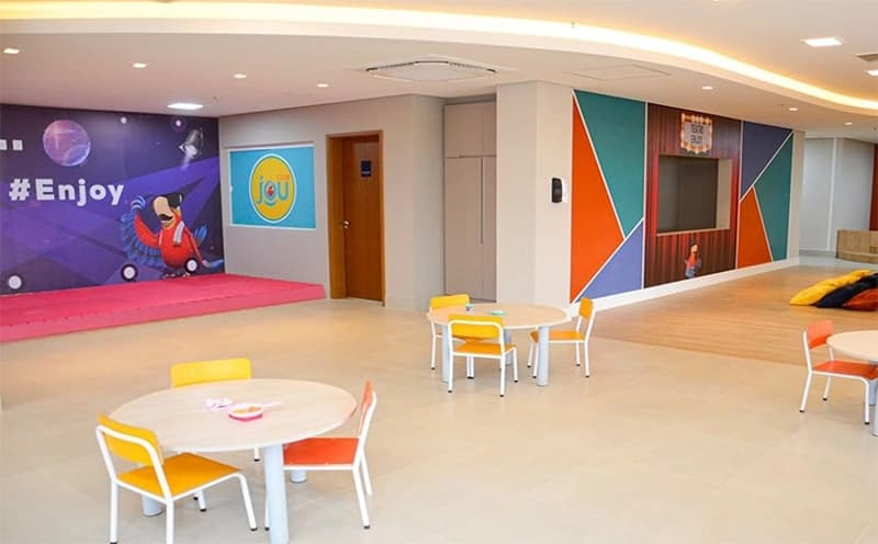Outro ângulo do espaço kids interno com decoração colorida.