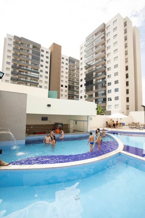 Academia do hotel com equipamentos de musculação e esteiras.