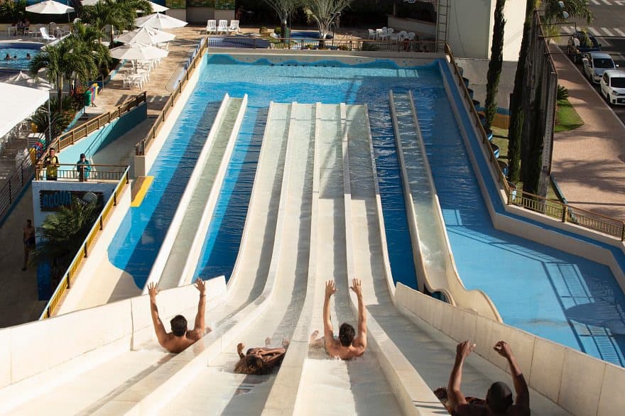 Piscina com cascata e decoração de pedras.