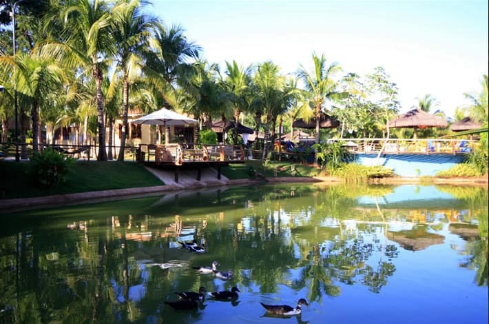 Lago ou espelho d'água no jardim do resort.