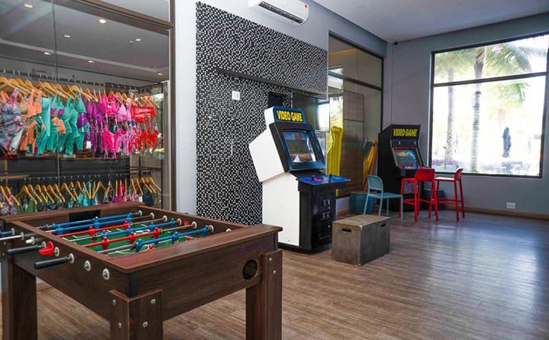 Salão de jogos do resort com mesa de sinuca.