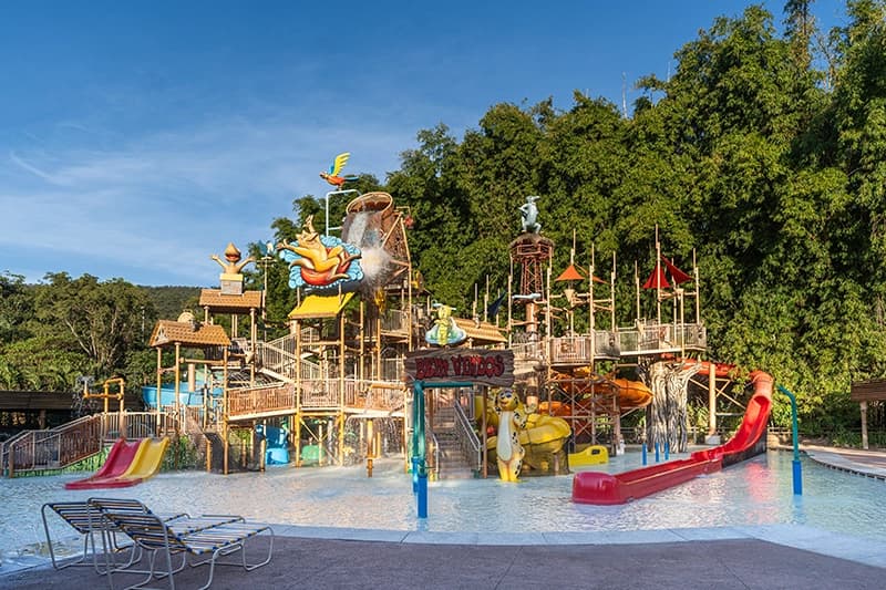 Crianças e adultos no Acqua Race, o brinquedão aquático do Hot Park.