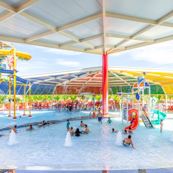 Fachada de um dos restaurantes temáticos dentro do DiRoma Acqua Park.