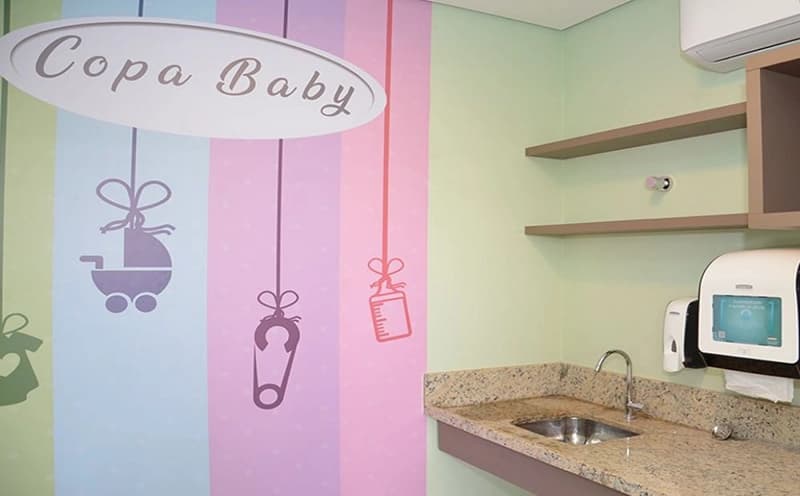 Copa Baby equipada com pia, bancada e decoração infantil.