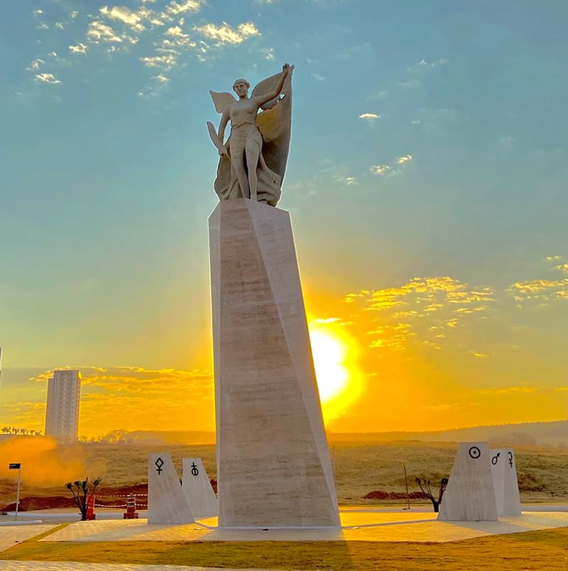 Pôr do sol com silhueta de monumento em Olímpia