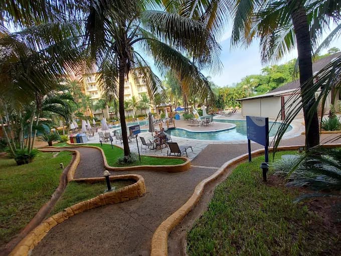 Caminho de pedestres em meio aos jardins do resort.