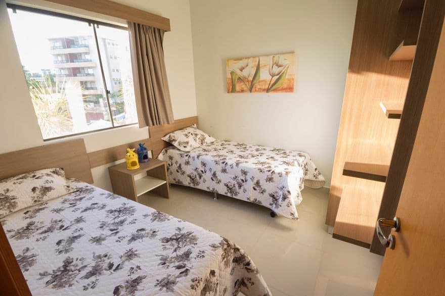 Academia do hotel com equipamentos de musculação.