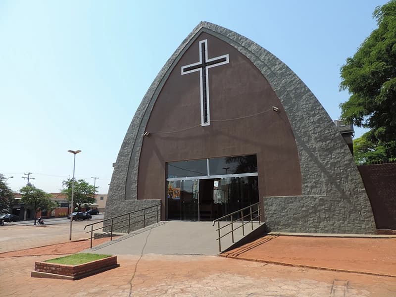 Igreja Nossa Senhora Aparecida em Olímpia ao entardecer