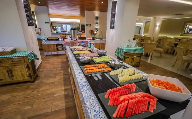 Buffet do restaurante com diversas opções de pratos quentes.