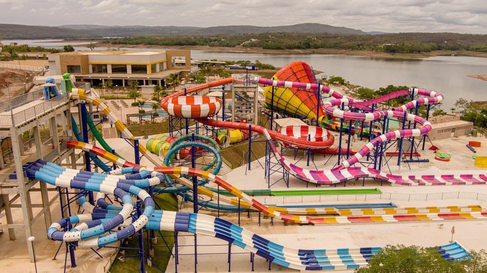 Pessoas aproveitando o bar molhado dentro de uma das piscinas do parque.