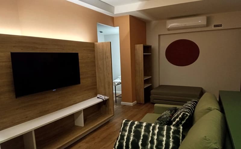 Vista da sala de estar a partir da bancada da cozinha americana.