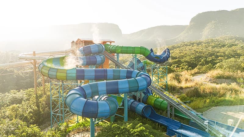 Grupo de amigos se divertindo em uma boia gigante em uma atração do Hot Park.