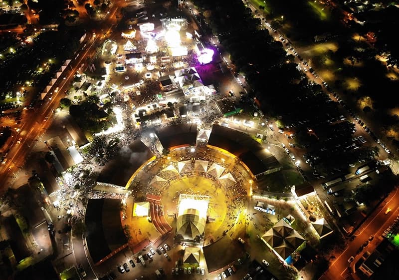 Presépio de Natal iluminado em praça pública de Olímpia