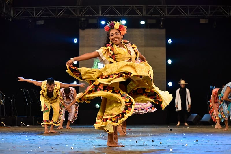 Dançarino com traje dourado se apresentando no Festival do Folclore de Olímpia