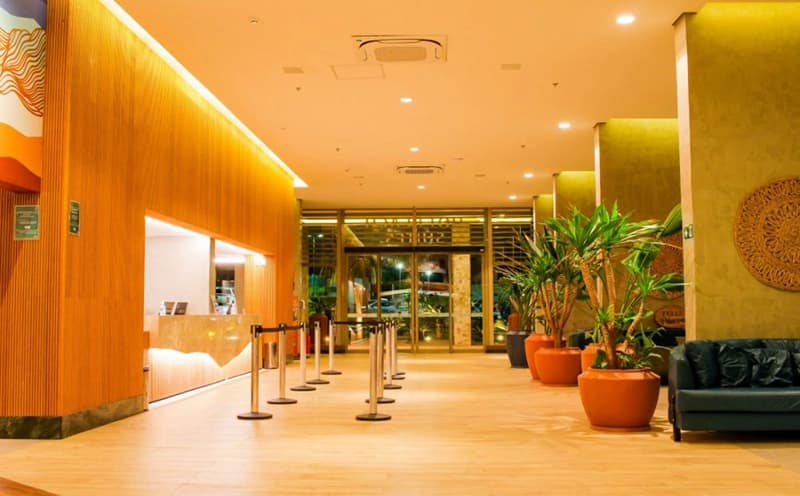 Lobby de entrada do hotel com poltronas e decoração moderna.