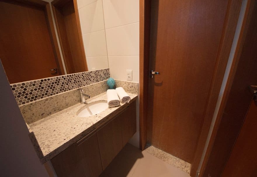 Detalhe da decoração de um quarto de casal.