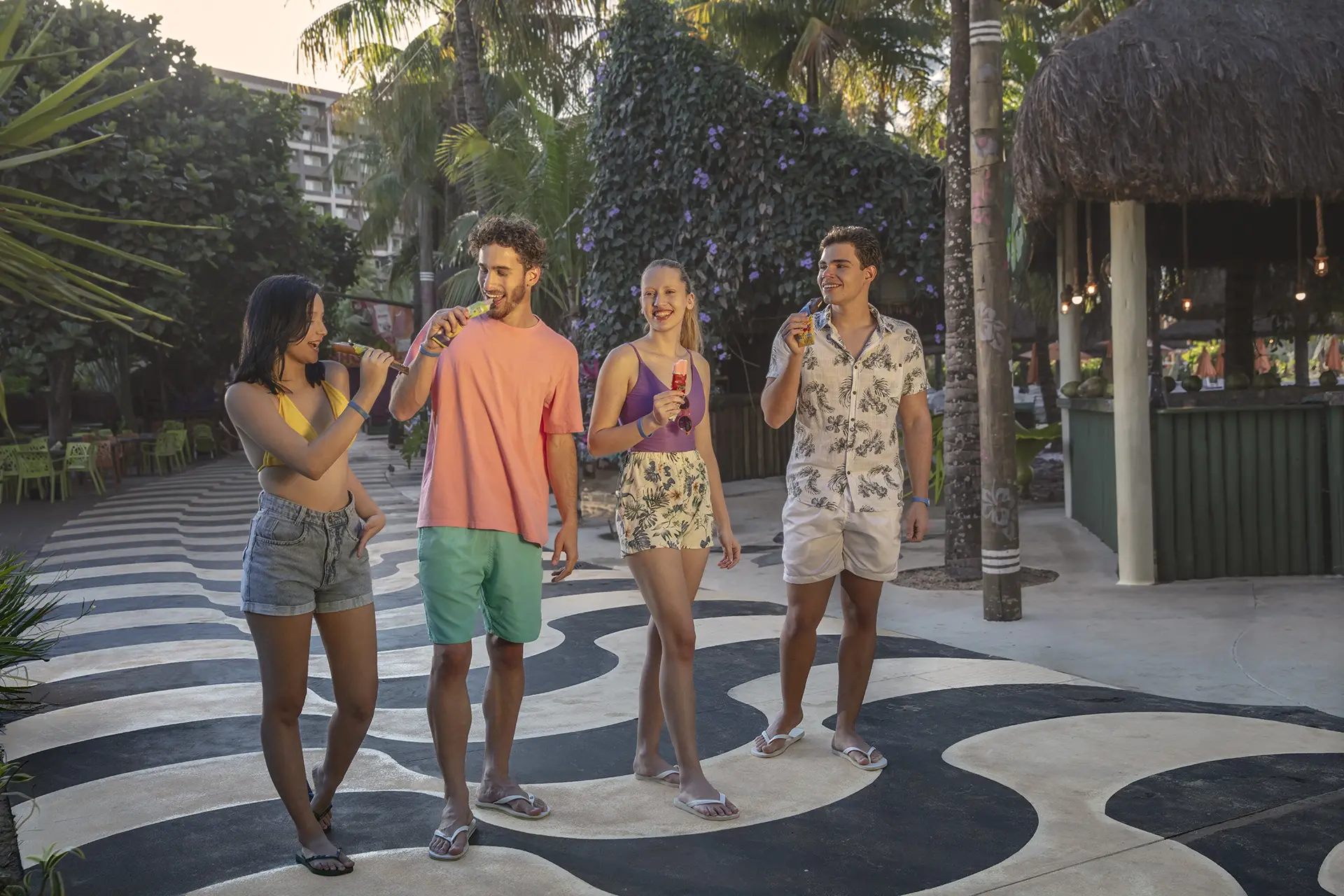 Grupo de amigos com roupas de banho caminhando pela área do parque.