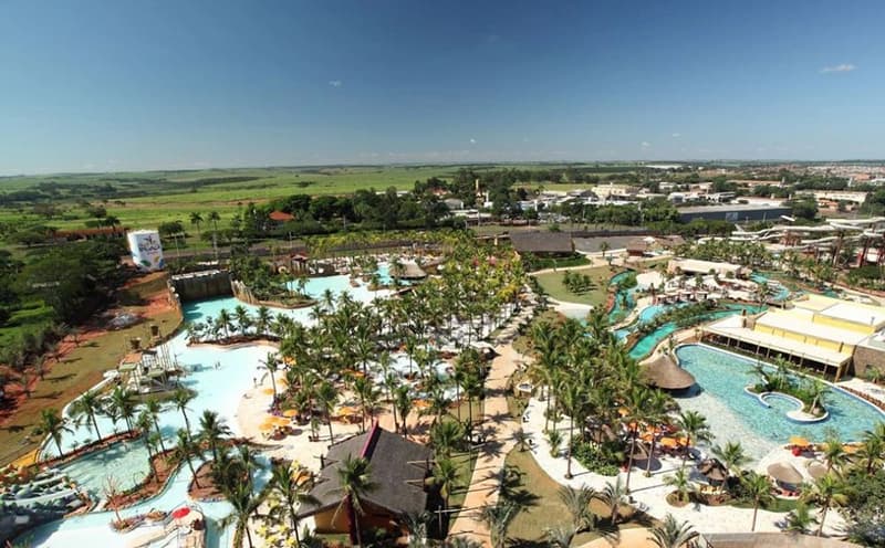 Outra vista aérea do parque aquático com suas piscinas e toboáguas.