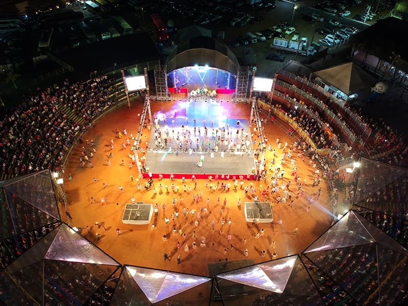 Cenário de palco decorado para o Festival do Folclore de Olímpia