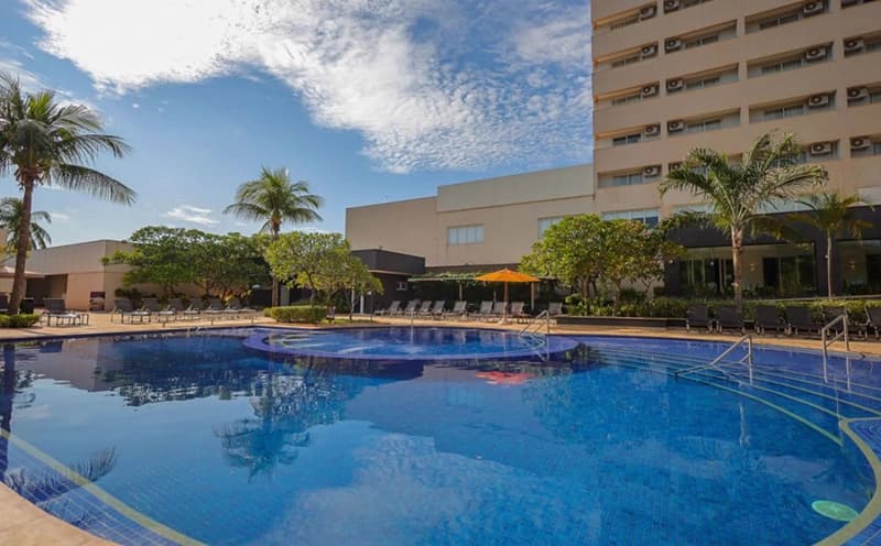 Piscina em frente ao prédio de apartamentos do resort.