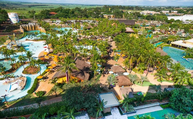 Vista aérea de um dos prédios do resort cercado por natureza.