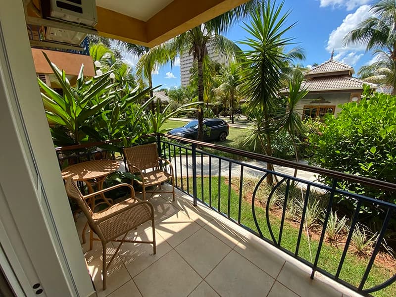 Vista da sacada de um apartamento para os jardins do resort.