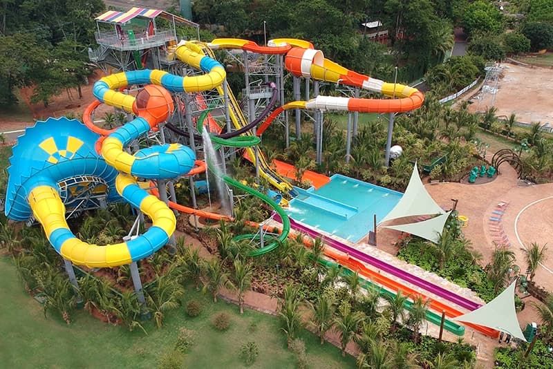Pessoas descansando em espreguiçadeiras na praia artificial do parque.
