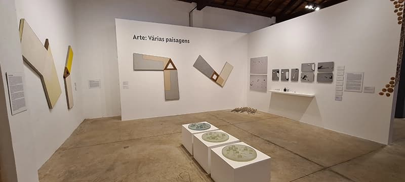 Instalação de arte em sala ampla do Museu de Arte Sacra de Olímpia