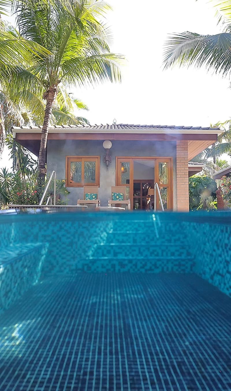Piscina privativa ao lado de um bangalô do resort.