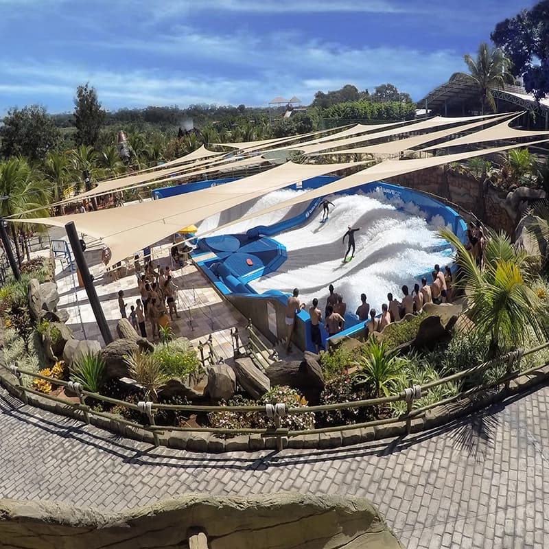 Playground aquático infantil com escorregadores amarelos e azuis.