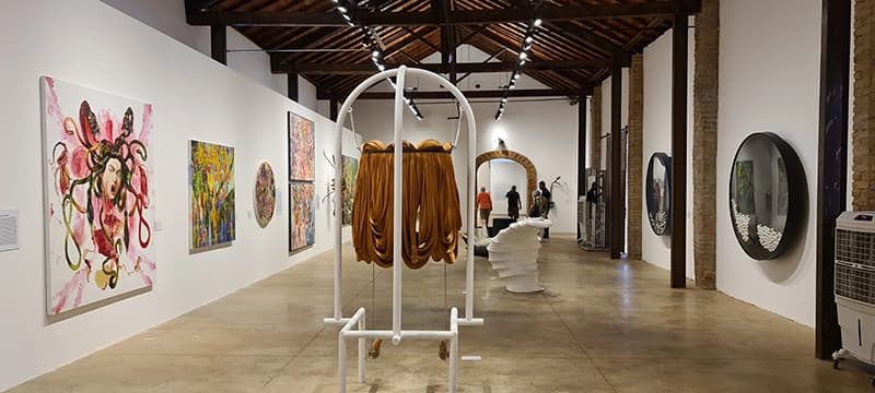Escultura de arte moderna em exposição no museu de Olímpia