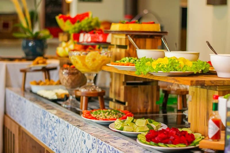 Mesa de buffet de café da manhã com uma grande variedade de frutas.