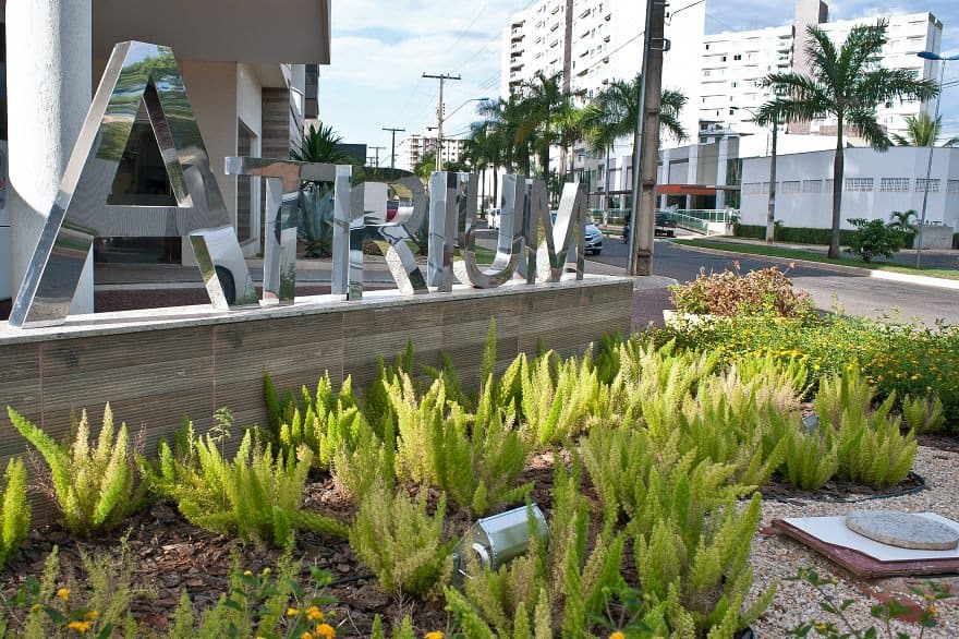 Elevadores do hotel, com decoração moderna.