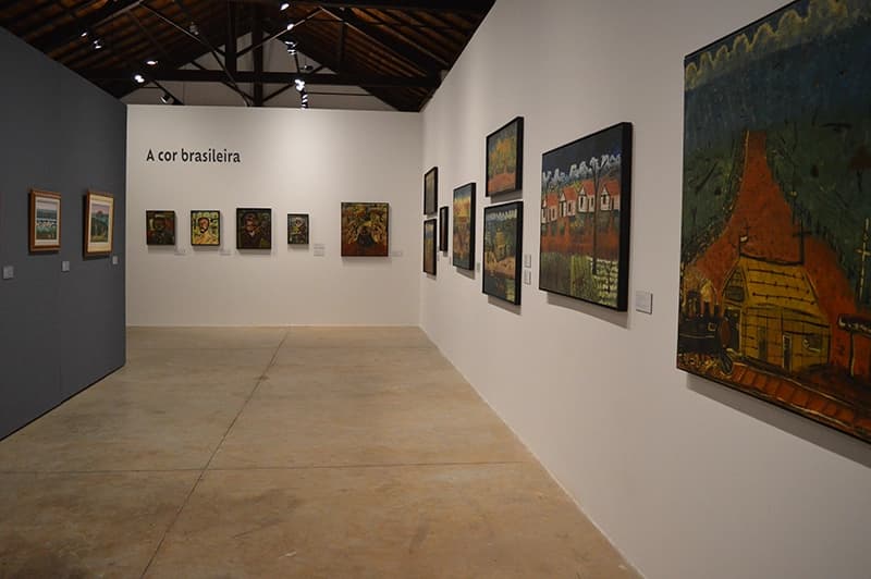 Corredor com exposição de quadros em galeria de arte em Olímpia