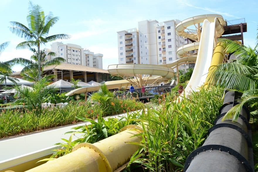 Piscina com bar molhado servindo drinks e petiscos.