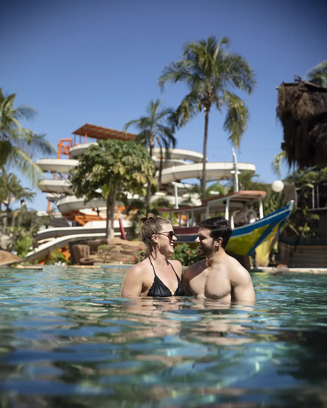 Amigos se divertindo juntos em meio às ondas da piscina.