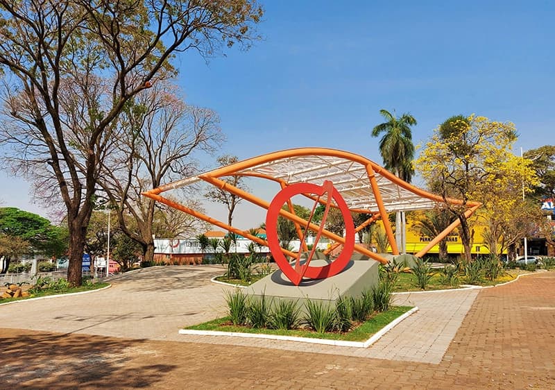 Monumento em parque arborizado da cidade de Olímpia