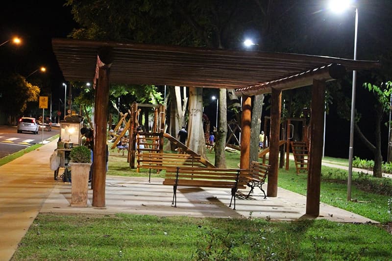 Calçadão e quiosques da Avenida Aurora Forti Neves durante a noite