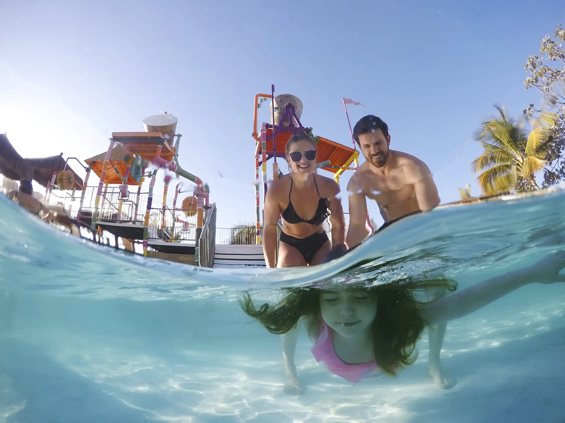 Surfista pegando uma onda na piscina de surf do Hot Beach.