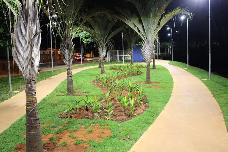 Caminho de pedestres em uma área verde e arborizada de Olímpia