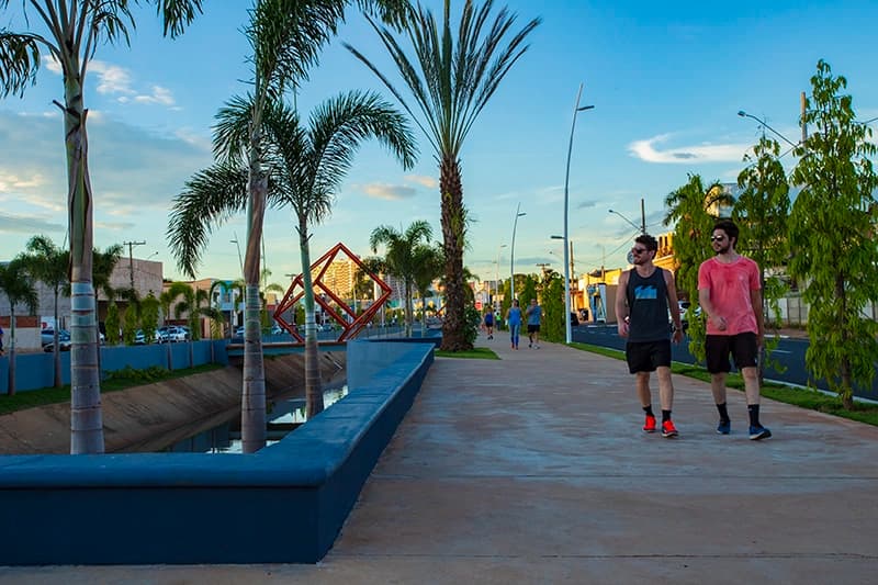 Pessoas caminhando pelo boulevard do complexo Hot Beach em Olímpia
