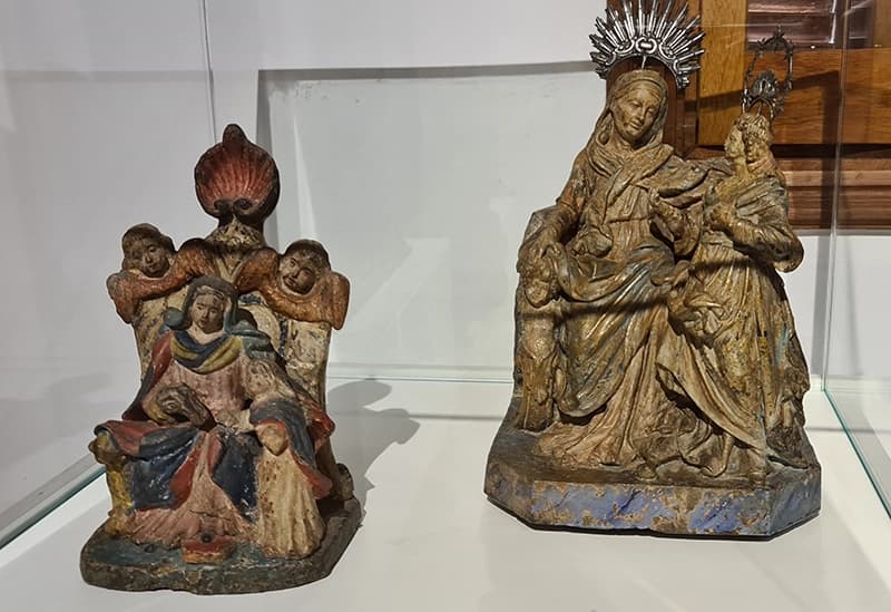 Estatuetas de barro representando figuras folclóricas à venda